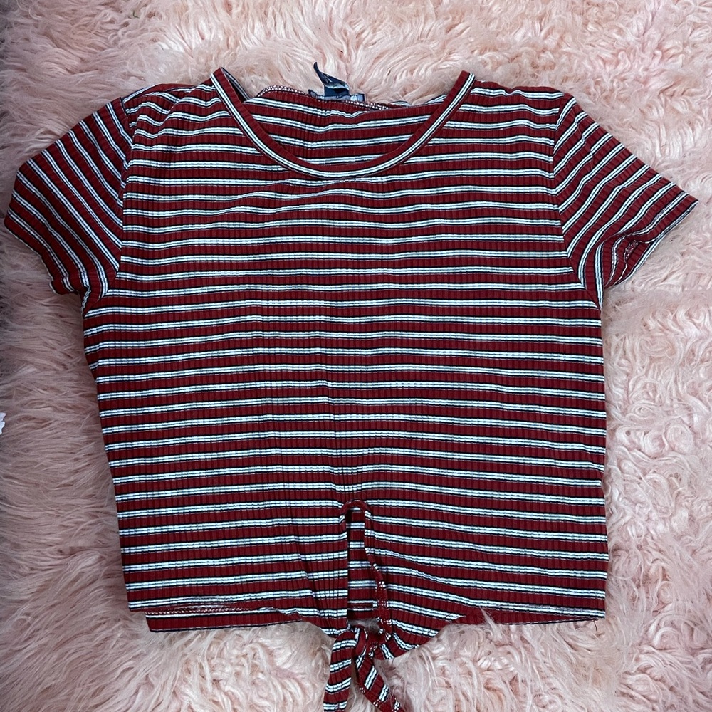 im selling these clothes, some are medium and small - Picture 8 of 9